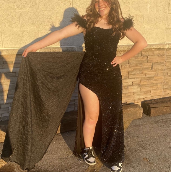 Long black sequins and feathers prom dress - Picture 5 of 5